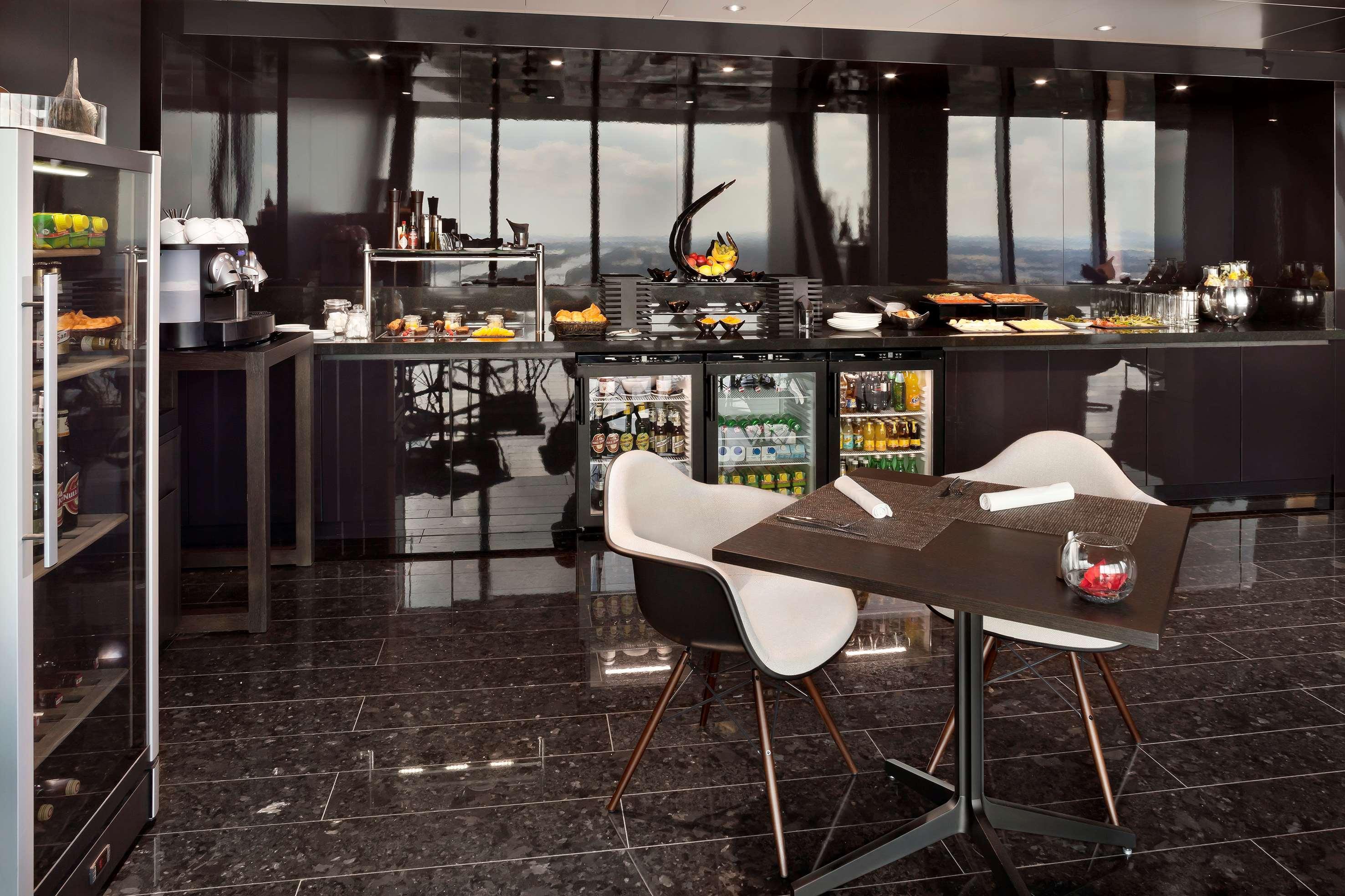 Melia Vienna Hotel Exterior foto The lounge at the airport