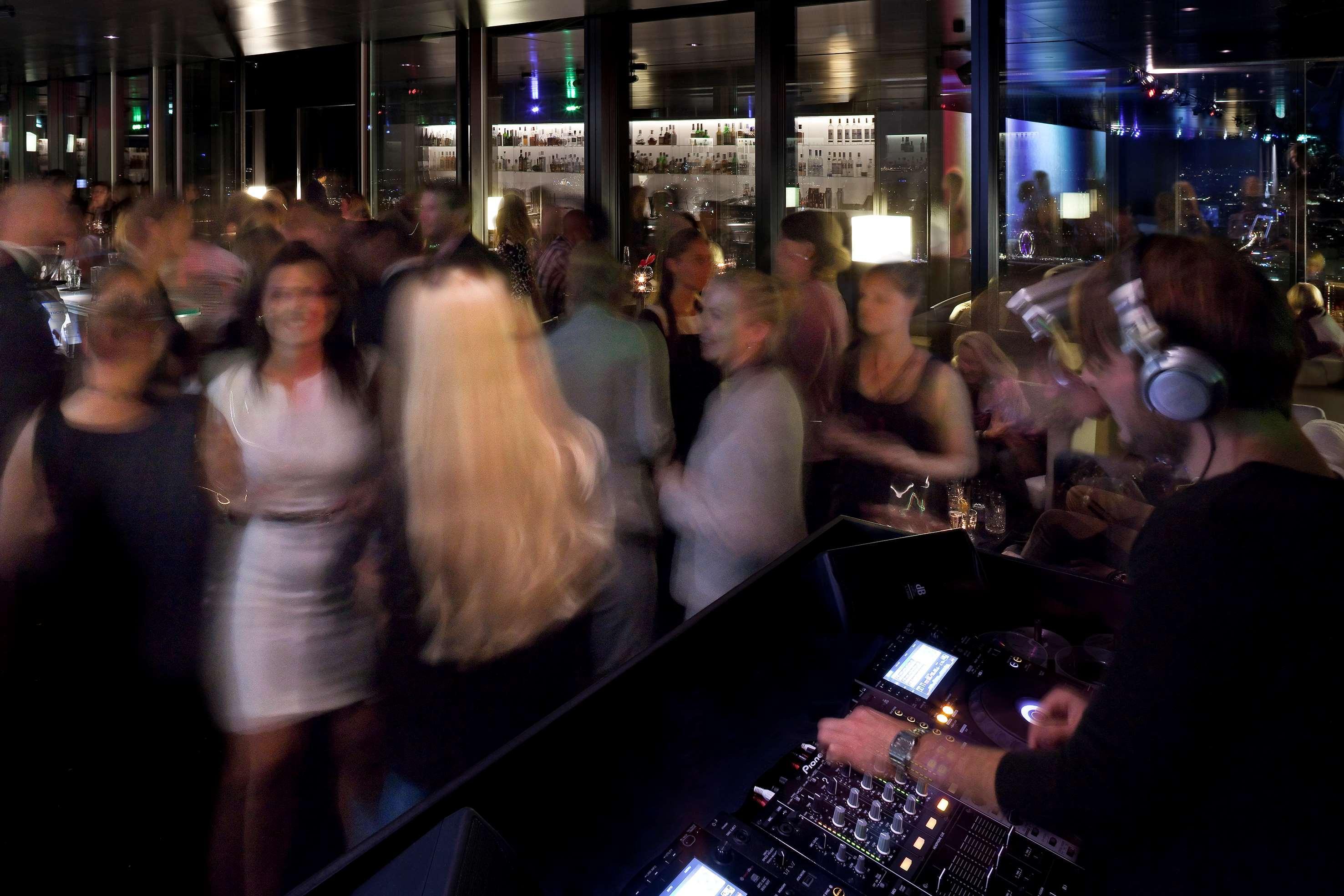 Melia Vienna Hotel Exterior foto Clubbers at the nightclub