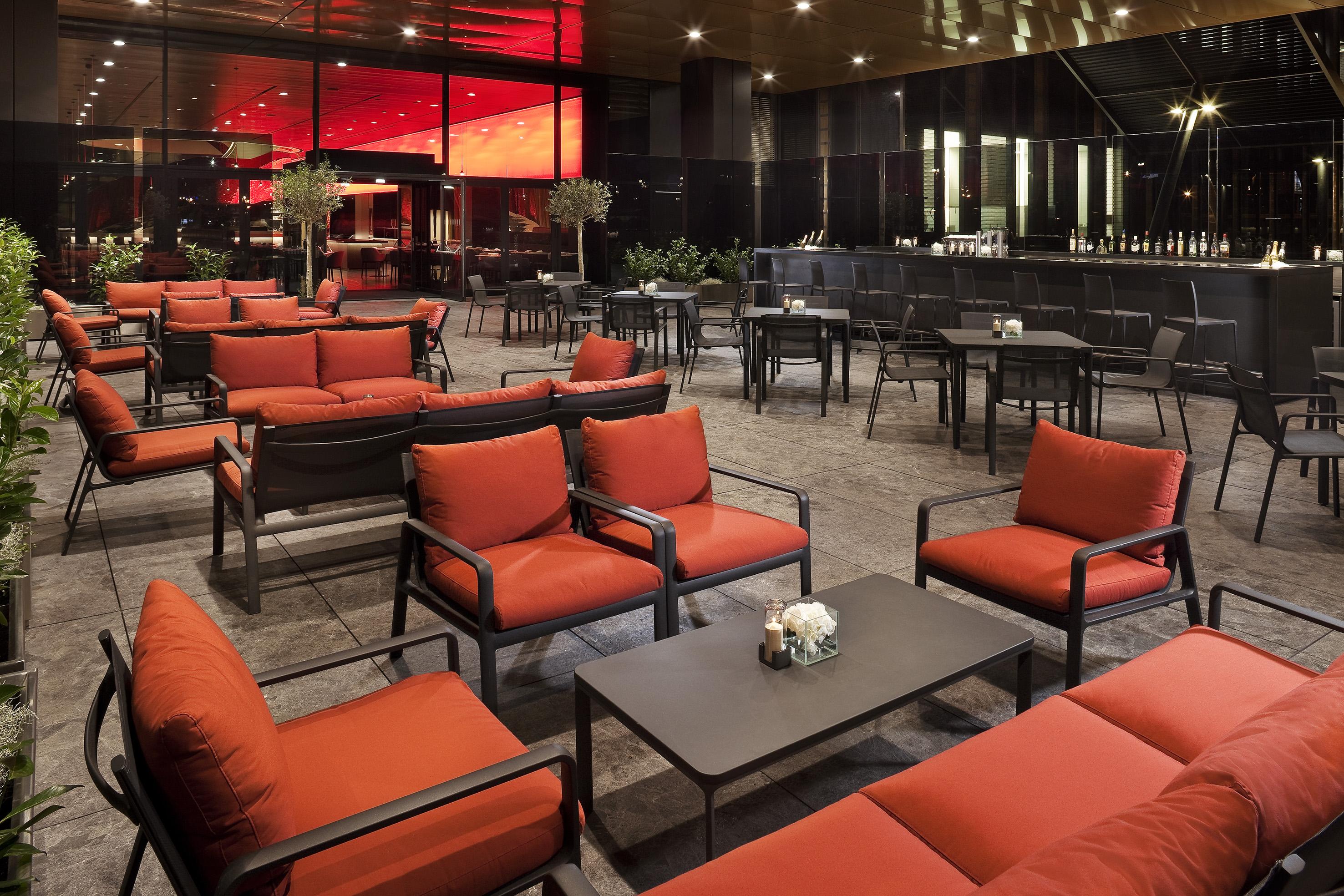 Melia Vienna Hotel Exterior foto The lounge at the airport