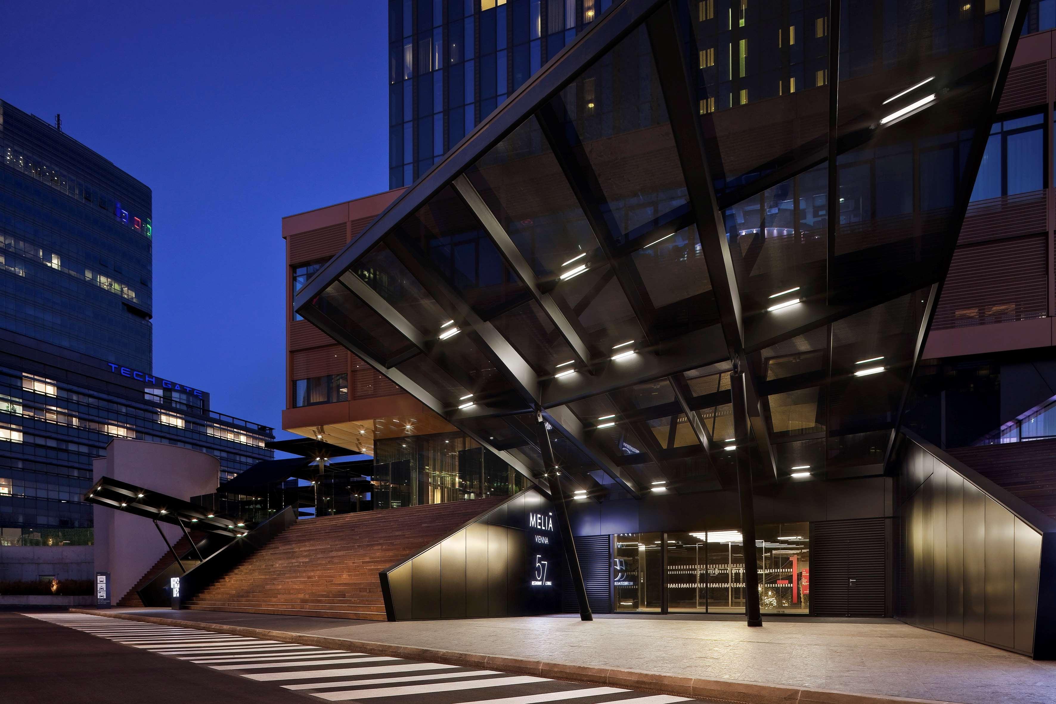 Melia Vienna Hotel Exterior foto The entrance to the hotel