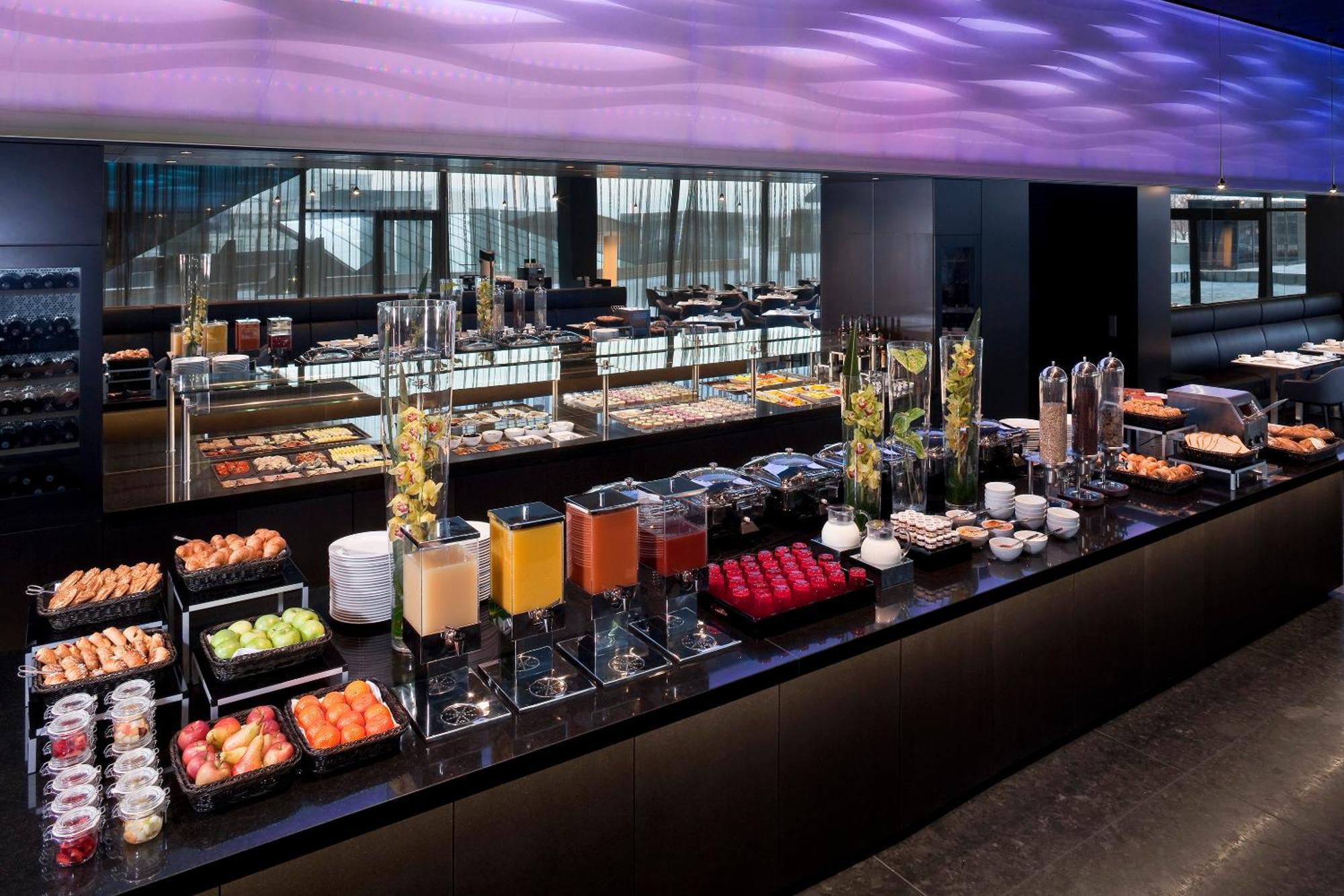 Melia Vienna Hotel Exterior foto The buffet at the lounge