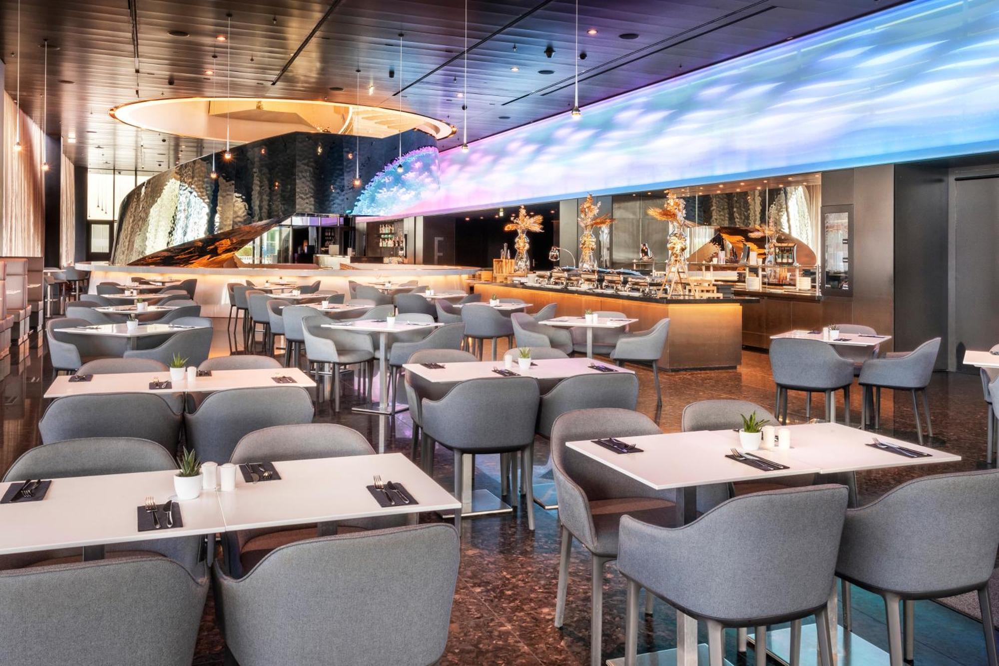 Melia Vienna Hotel Exterior foto The Pier First Class Lounge at Hong Kong International Airport