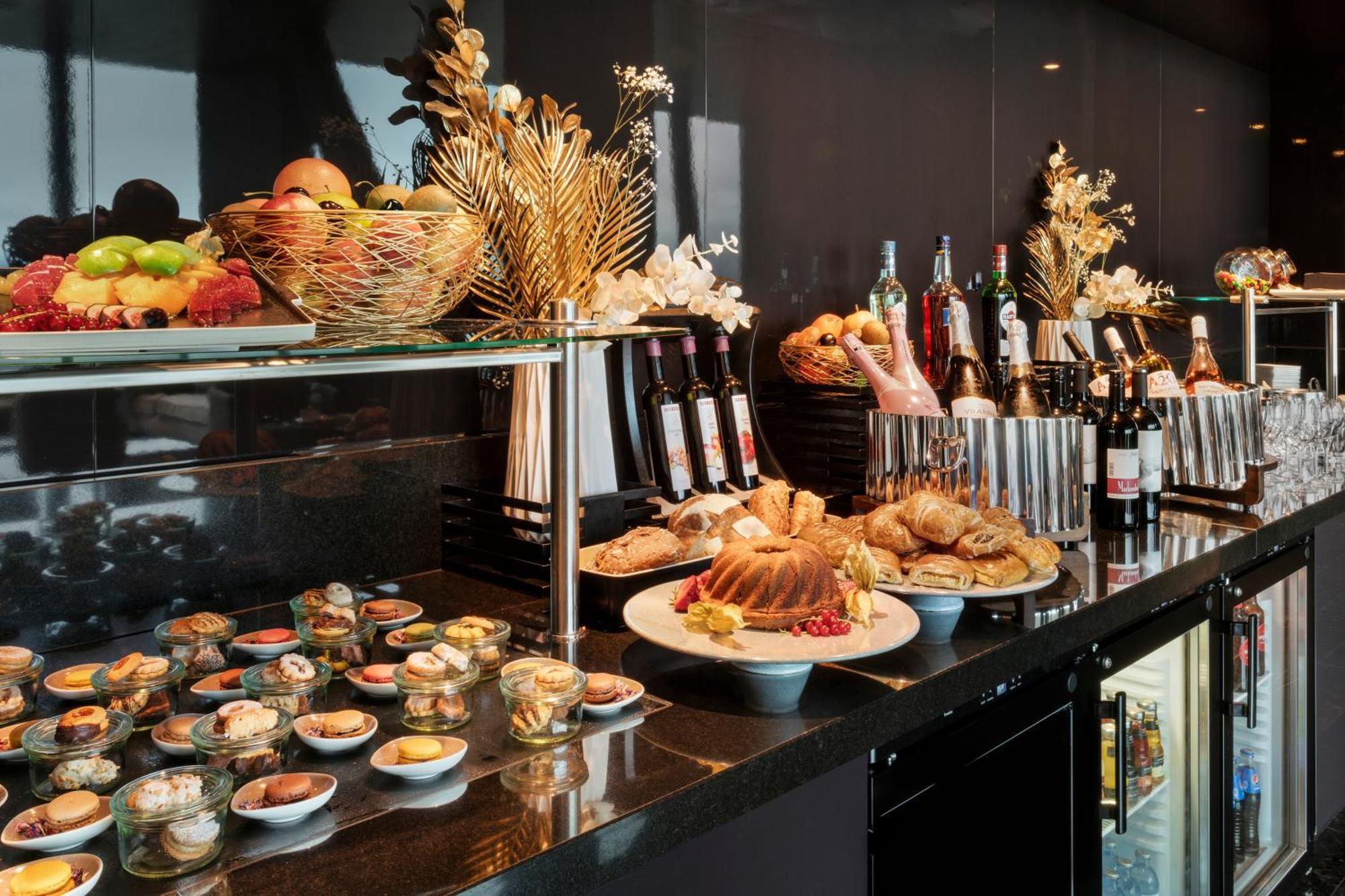Melia Vienna Hotel Exterior foto A tapas bar in Madrid