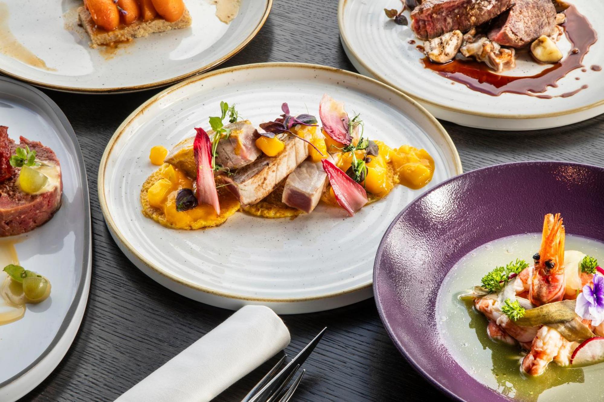 Melia Vienna Hotel Exterior foto Dishes at the restaurant