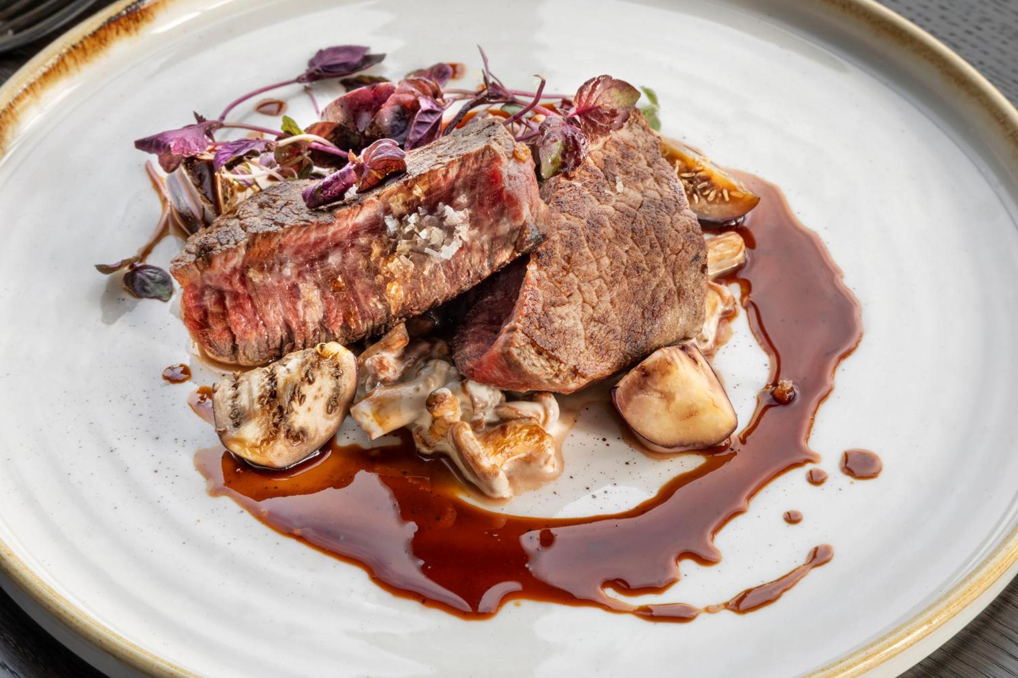 Melia Vienna Hotel Exterior foto A steak prepared with a reduction of red wine